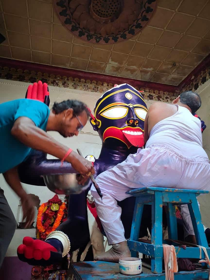 তিনি বোঝেন এ সবই দেবীর লীলা। তখন তিনি ঘট থেকে জল নিয়ে ছিটিয়ে দেন ভাস্কর পন্ডিতের উপর। 