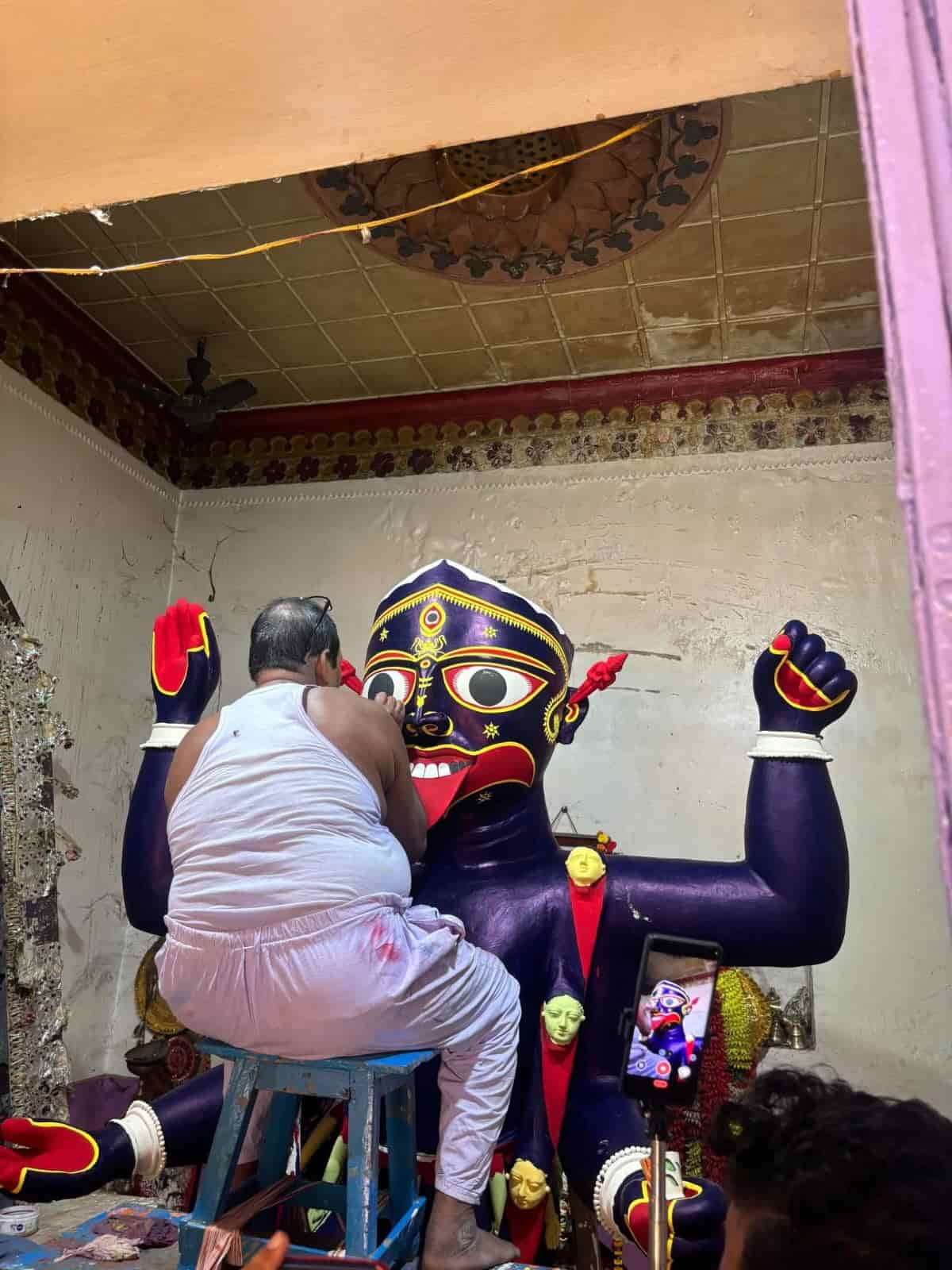 দৃষ্টি ফিরে পেয়ে, সুস্থ হয়ে তিনি জানতে চান এখানে কোন দেবী বিরাজ করছেন? জবাবে সেই বৃদ্ধ সেবায়েত জানান এখানে মা কালী রয়েছেন। 