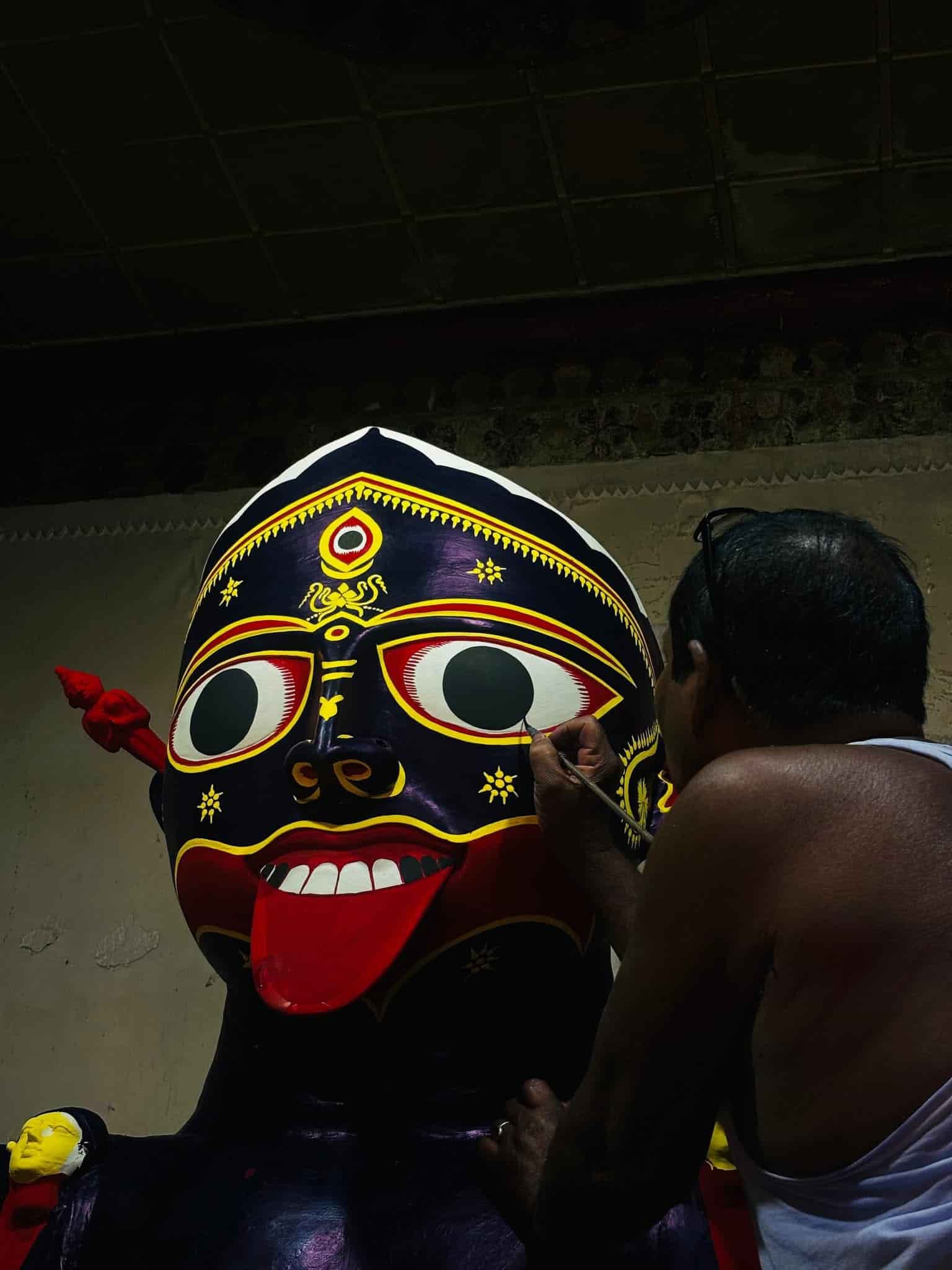 এ দিন চক্ষুদান করা হল দেবীর।  (এই প্রতিবেদনটি ‘আনন্দ উৎসব’ ফিচারের একটি অংশ।)