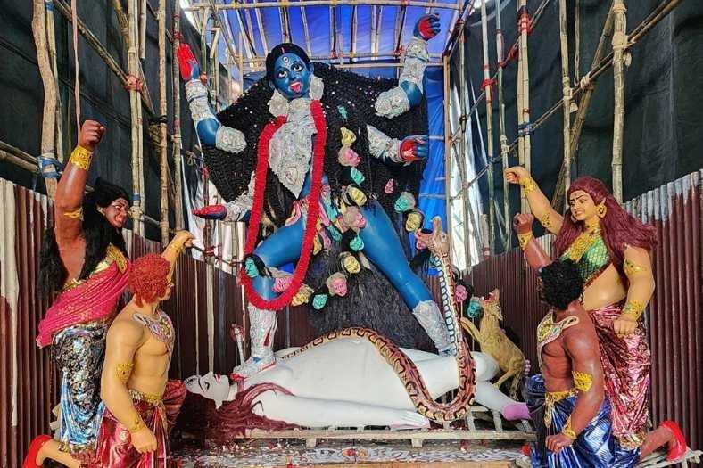 তিনি কলকাতার জনপ্রিয় ‘ফাটাকেষ্ট কালী’। বছরের পর বছর ধরে এই রূপে চেনা যায় দেবীকে। তবে এই বছর ঘটল কিছুটা ব্যতিক্রম।  