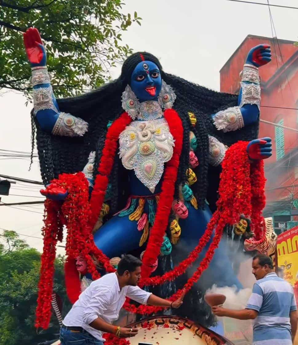 এ বার প্রতিমার দায়িত্বে ছিলেন শিল্পী মিন্টু পাল। এই বছরও গোলগাল চেহারার সুবিশাল প্রতিমা। তবে গায়ের রং আগের চেয়ে কিছুটা গাঢ়।  