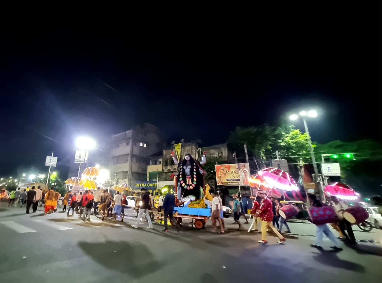  স্বাভাবিক ভাবেই শিল্পী বদলে যাওয়ার ফলে খানিক বদল এসেছে দেবীর রূপেও। 