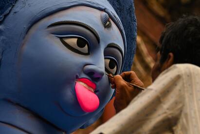 কিন্তু কেন হঠাৎ বদলে গেলেন শিল্পী? আনন্দবাজার ডট কমের তরফে যোগাযোগ করা হয়েছিল এই কালীপুজোর বর্তমান পরিচালক প্রবন্ধ রায়ের সঙ্গে। 