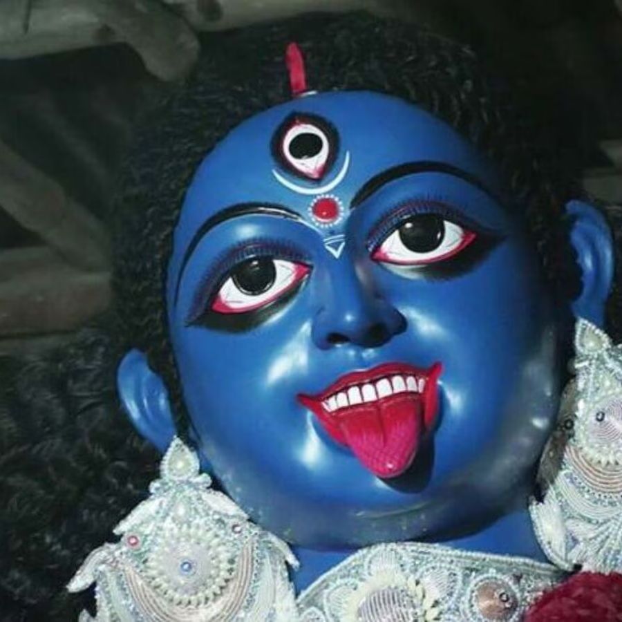 প্রবন্ধ রায় বলেন, “তেমন কোনও কারণই নেই আসলে। নেই কোনও দ্বন্দ্ব বা বিভেদ। কিছু মানুষ চেয়েছিলেন নতুন শিল্পীকে দিয়ে কাজ করাতে।” 