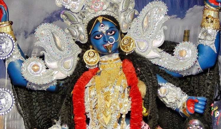 ১৯৯২ সালে হৃদ্‌রোগে তাঁর মৃত্যু হলেও আজও সাড়ম্বরেই পূজিত হয়ে আসছেন দেবী।  (এই প্রতিবেদনটি ‘আনন্দ উৎসব’ ফিচারের একটি অংশ।)