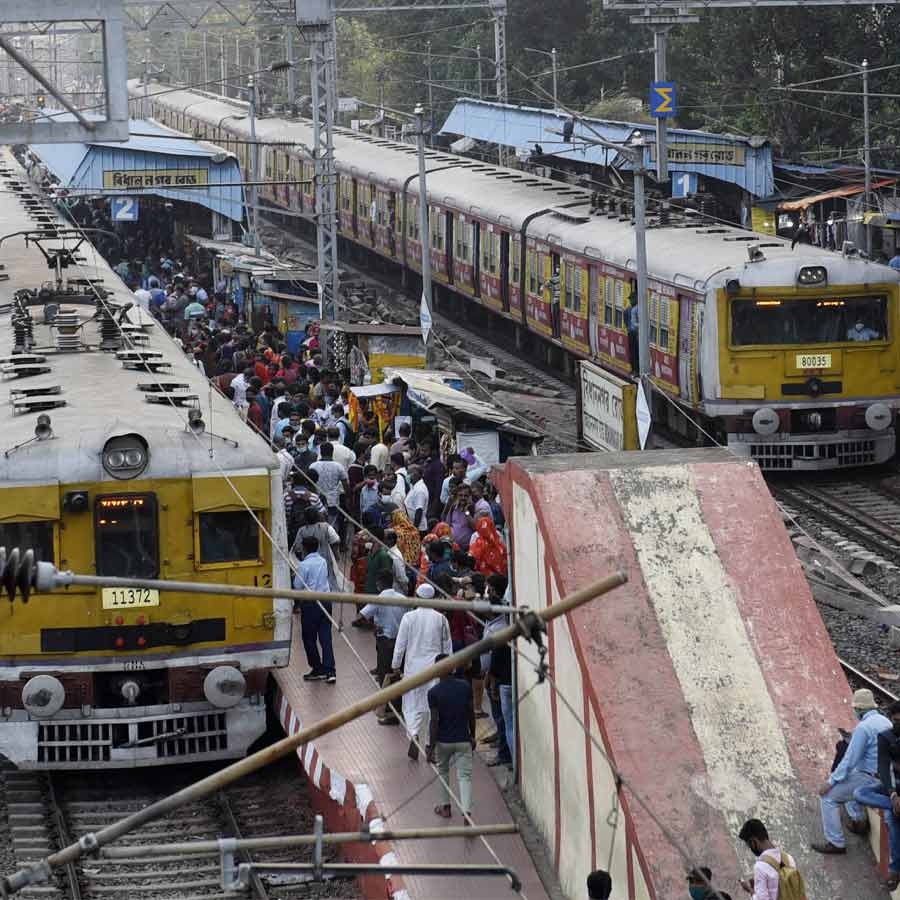 বিধাননগর স্টেশনে ট্রেন আসার সময়ে যাত্রীদের ভিড়।
