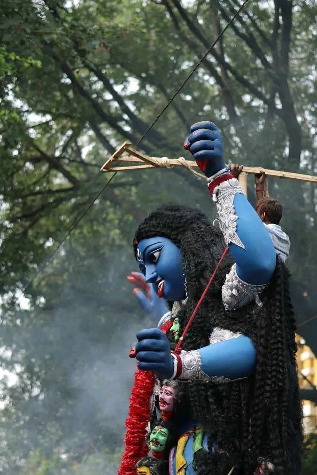 দেবীর নতুন রূপেও বেশ সন্তুষ্ট ক্লাব কর্তৃপক্ষ। তিনি বলেন, “মা তো মা-ই হয়। সে তাঁর আসনে বসে গিয়েছেন ইতিমধ্যেই। কিন্তু মানুষ বলছেন, মায়ের মুখশ্রী নাকি আরও মিষ্টি হয়ে উঠেছে।” 