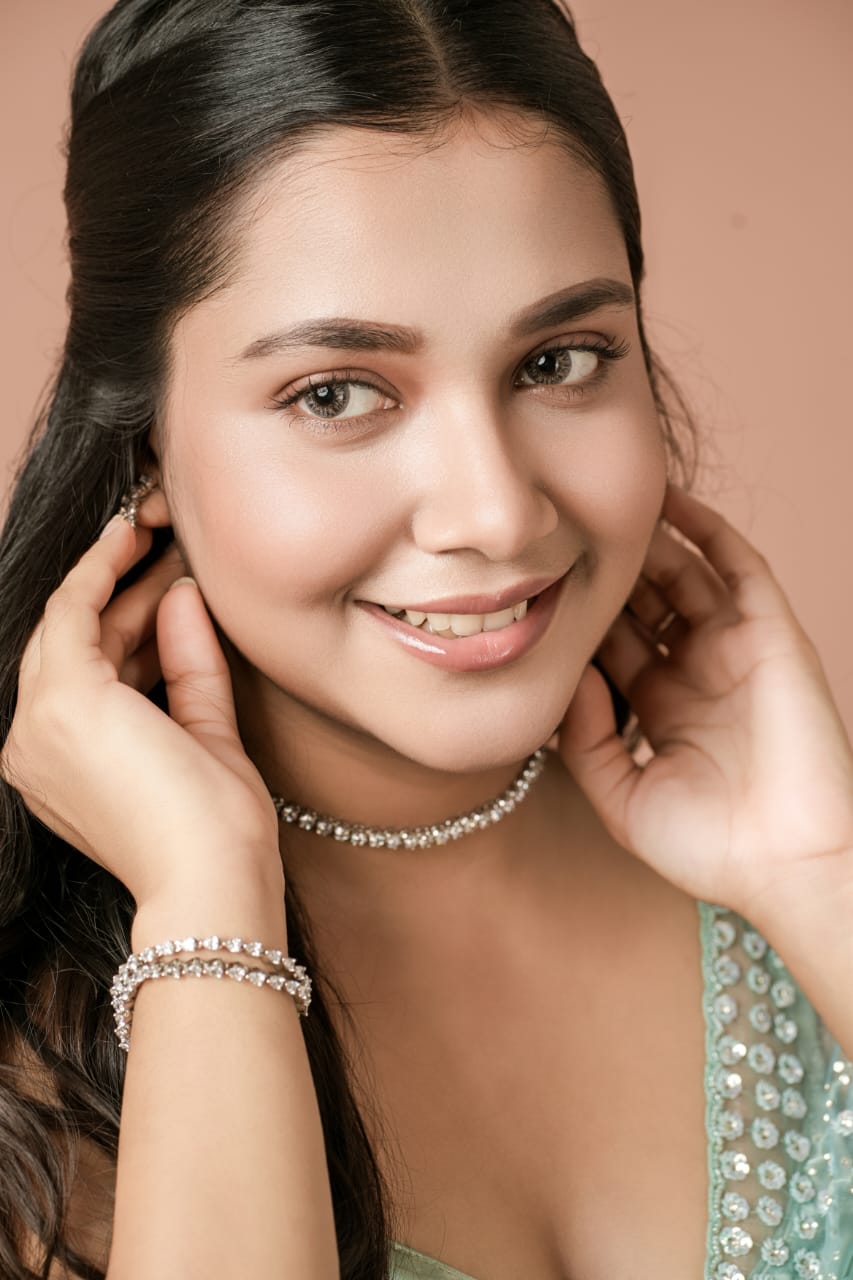 সঙ্গে সাজ হবে একদম পরিমিত। রূপটানও নয় একদম চড়া। মডেল মৌলি বিশ্বাসের মতো সাজতে পারেন এমনই ছিমছাম অলঙ্কারে। সাদা স্টোনের পাতলা একটি চেন এবং সামঞ্জস্য আনতে এক হাতে একই স্টোনের কোনও হালকা চুড়ি। কানের দুলের আকারও হবে একদম ছোট। 