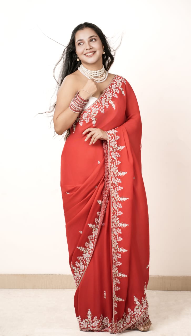  এর পরের লুকটি কিন্তু বেশ আকর্ষণীয়। আজকের যুগে সাজের বাহারে বেশ ভালই পসার জমিয়েছে ডিপ নেক ব্লাউজ় অথবা অফ শ্লোল্ডার ব্লাউজ়। 