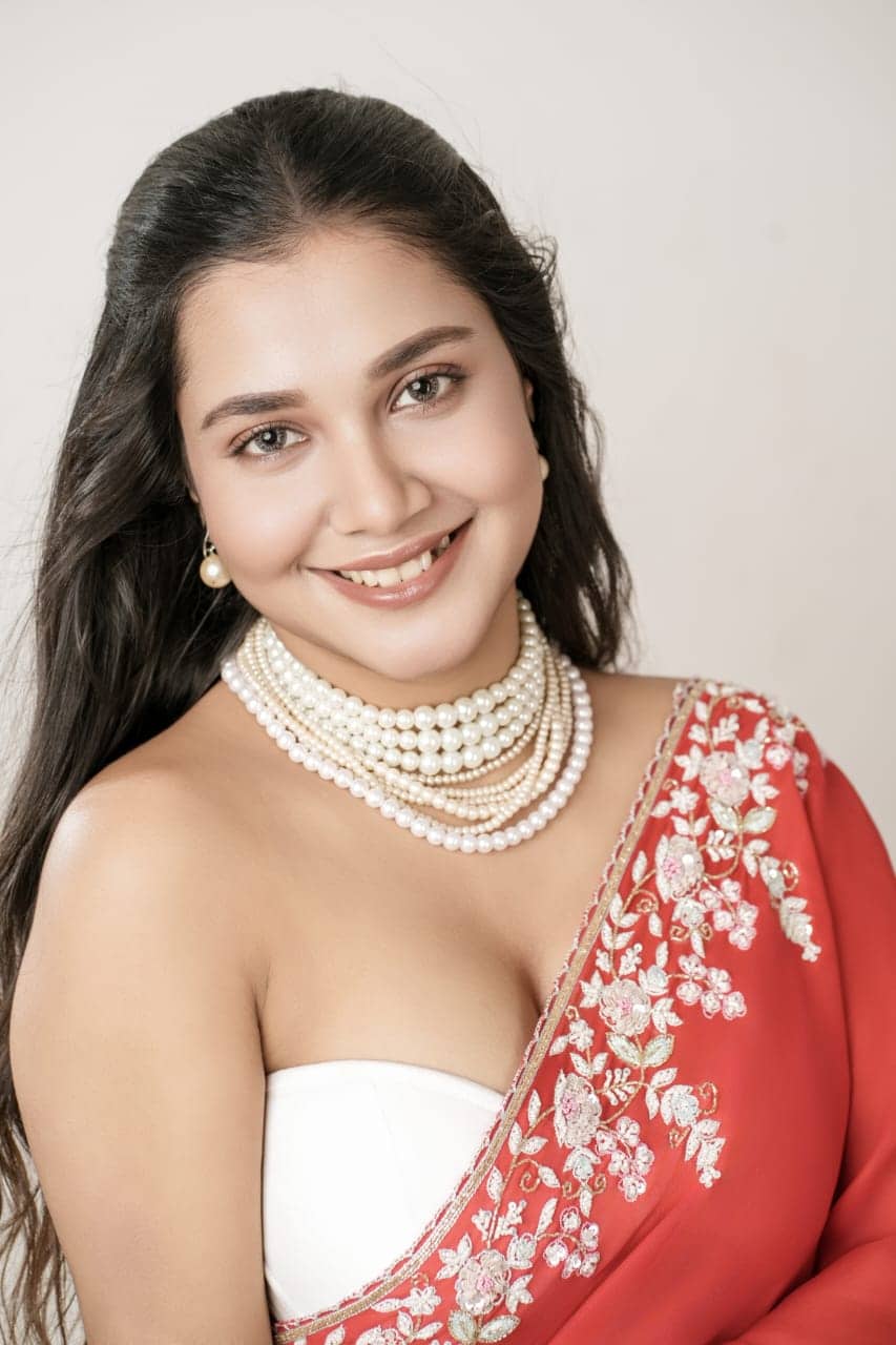  দীপাবলির দিন কোনও অনুষ্ঠানে ডাক পড়ুক অথবা সান্ধ্য পার্টির নিমন্ত্রণ, এই অফ শোল্ডার ব্লাউজ়ের সঙ্গে লালের যুগলবন্দি কিন্তু মন্দ হবে না। 