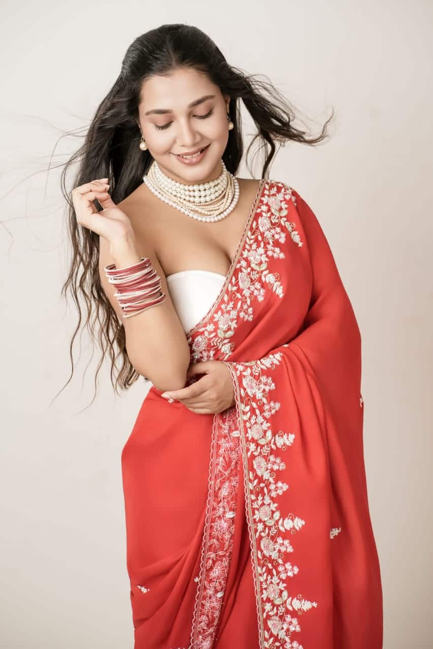  সঙ্গে ছবির মতোই খানিক অভিনব ভাবে মুক্তর মালা গলিয়ে নিতে পারেন গলায়। দুই কানেও শোভা পাক মুক্তো। সঙ্গে সাজে সামঞ্জস্য আনতে হাতে লাল ও সাদা চুড়ি। ব্যস, সাজ সম্পূর্ণ। 