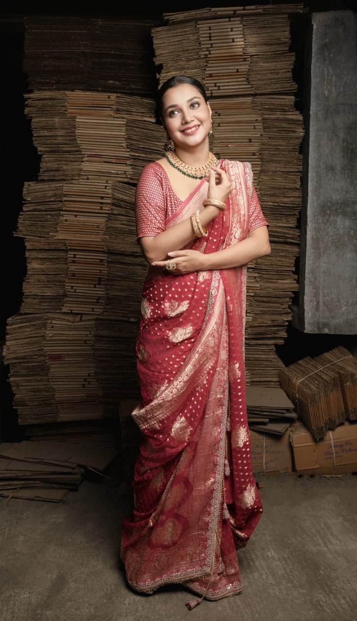  এই বারের সাজটি খুব একটি ছিমছাম গোছের না হলেও আভিজাত্যপূর্ণ বলা চলে। লাল বেনারসি অথবা এমনই কোনও ভারী শাড়ির সঙ্গে বড় দুল এবং গলায় বড় নেকপিস্‌ বেশ মানানসই। 