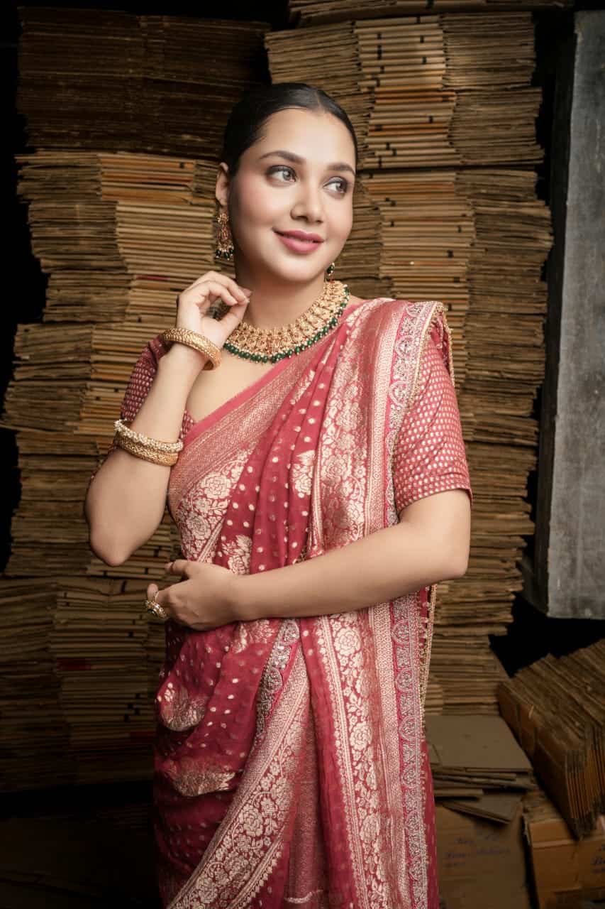  চুল সম্পূর্ণ খোলা রাখার পরিবর্তে হালকা হাত খোঁপা অথবা মেসি বান হিসেবে বেঁধে রাখলে লুক হবে আরও পরিষ্কার। 