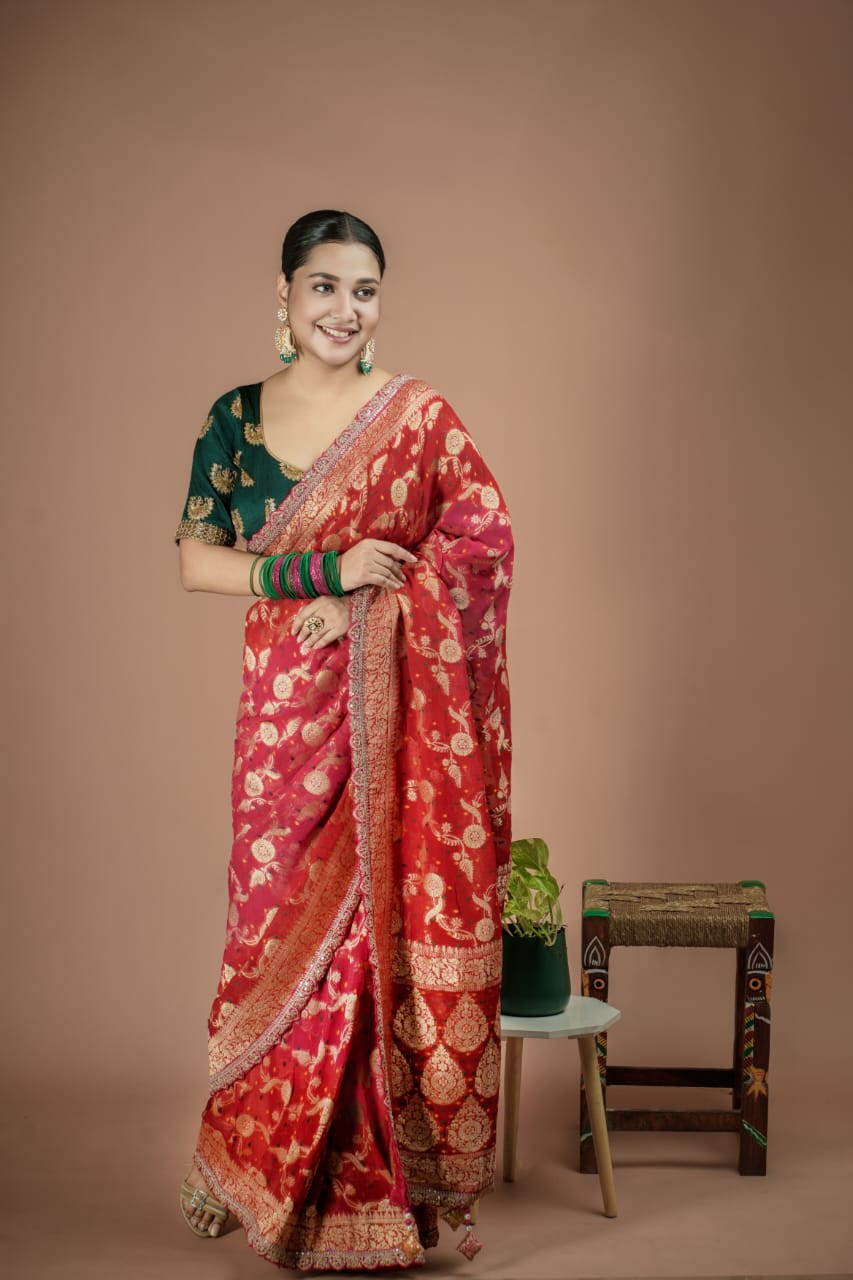 এই সাজটি বেশ জমকালো। লাল অথবা মেরুন বেনারসির সঙ্গে গাঢ় সবুজের মেলবন্ধন বরাবরই প্রিয় সকলের। সেই সঙ্গে যদি থাকে সামান্য সোনালি কাজের ছোঁয়া- তা হলেই সাজে অন্য মাত্রা… 