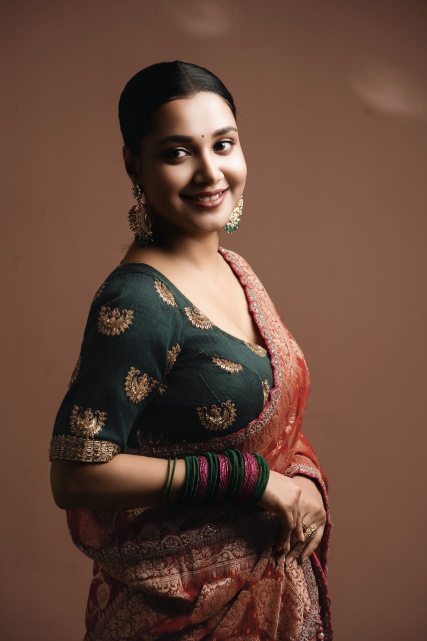 পোশাকের সৌন্দর্য ফুটিয়ে তুলতে অলঙ্কারের বাহার এ ক্ষেত্রে একটু কম রাখাই ভাল। গলা সম্পূর্ণ খালি রেখে কানে মানানসই ঝোলা দুল বিশ্বস্ত সঙ্গী হতে পারে।   