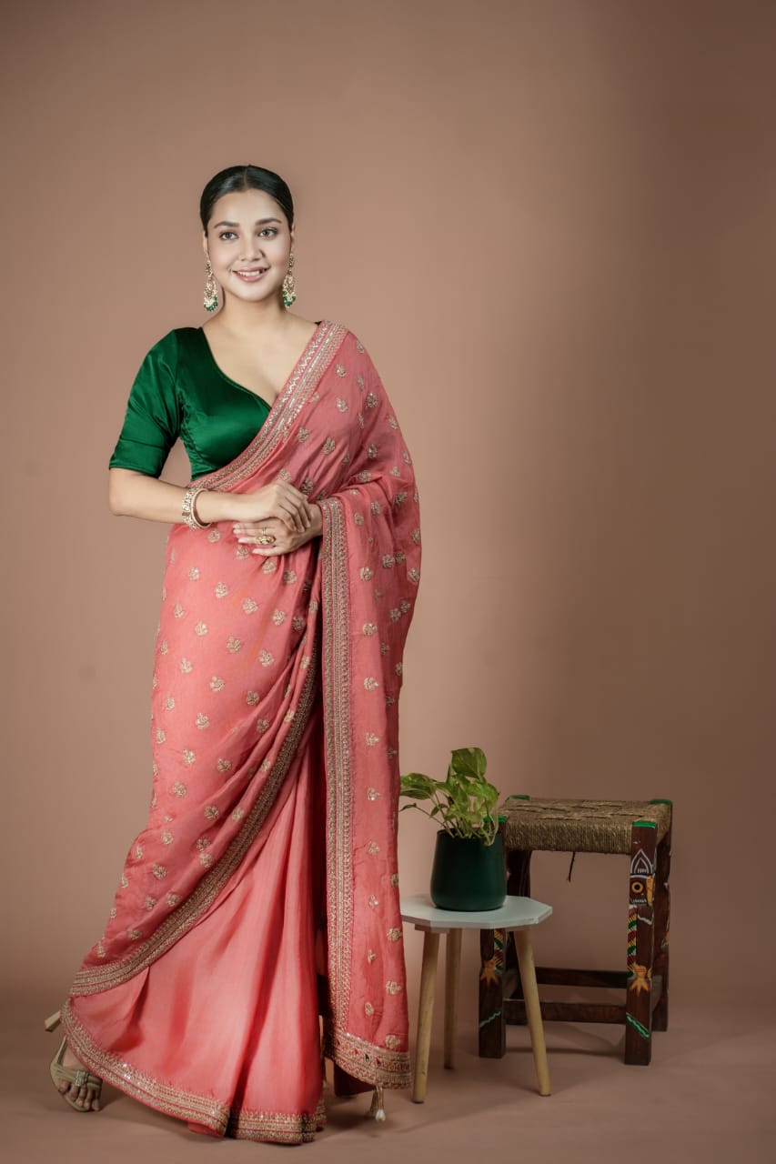  সবুজের সঙ্গে পিচ রঙও দারুণ মানায়। এ ক্ষেত্রেও সাজের নিয়ম এক। নকশায় মোড়া শাড়ির সঙ্গে এক রঙা সবুজ ব্লাউজ় গলানোটাই শ্রেয়। আগের বারের মতোই সাজ হবে পরিমিত। 