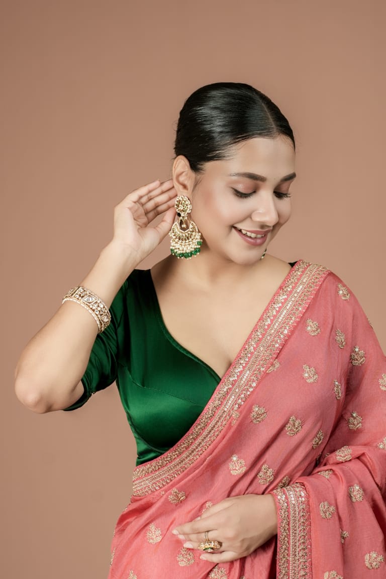 দুই কানে ব্লাউজ়ের রঙের সঙ্গে মিলিয়ে সবুজ দুল অথবা শাড়ির রঙে দুলও হবে মানানসই। হাতে একটি সাদা স্টোনের বালা অথবা অন্য হাতে বড় আংটিও মন্দ লাগবে না। 