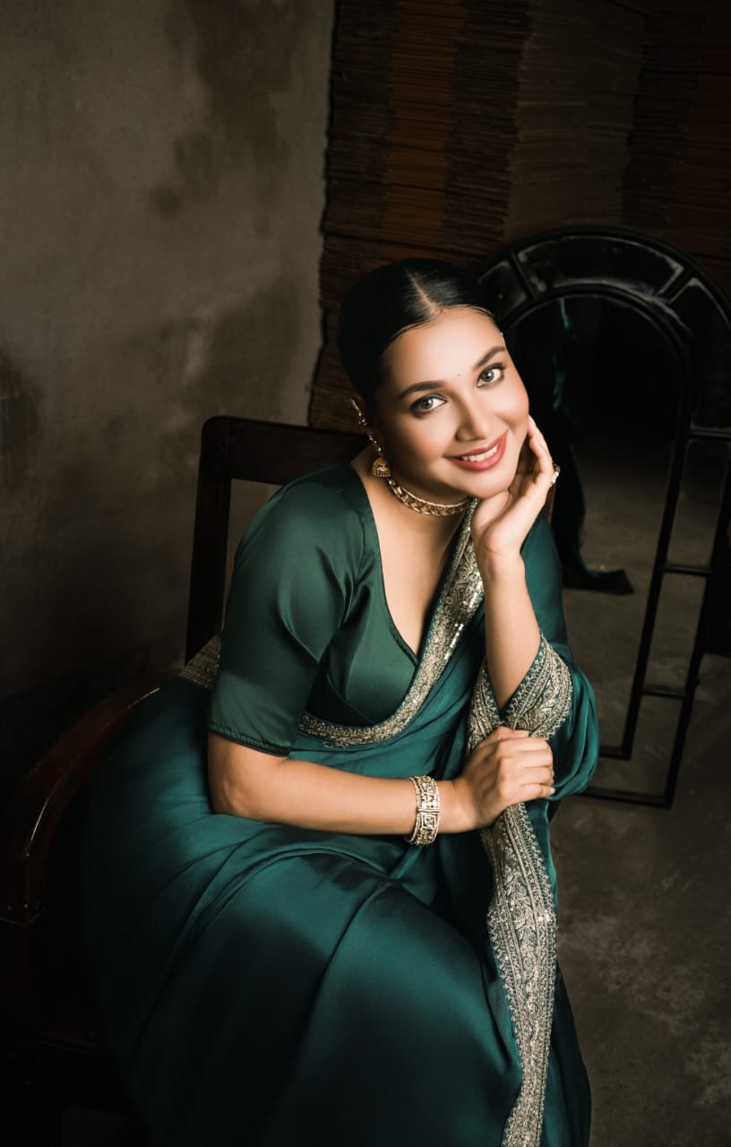 সেই সঙ্গে এক রঙের ব্লাউজ় হলেও ক্ষতি নেই। সাজ হবে নজরকাড়া। এ ক্ষেত্রে গলায় জুড়ে থাকুক সোনালি রঙের হার অথবা নেকলেস্‌। কানে মানানসই দুল এবং হাতে একটি সোনালি রঙের  চুড়ি ও বড় আংটিতেই হবে সাজ সম্পূর্ণ। 