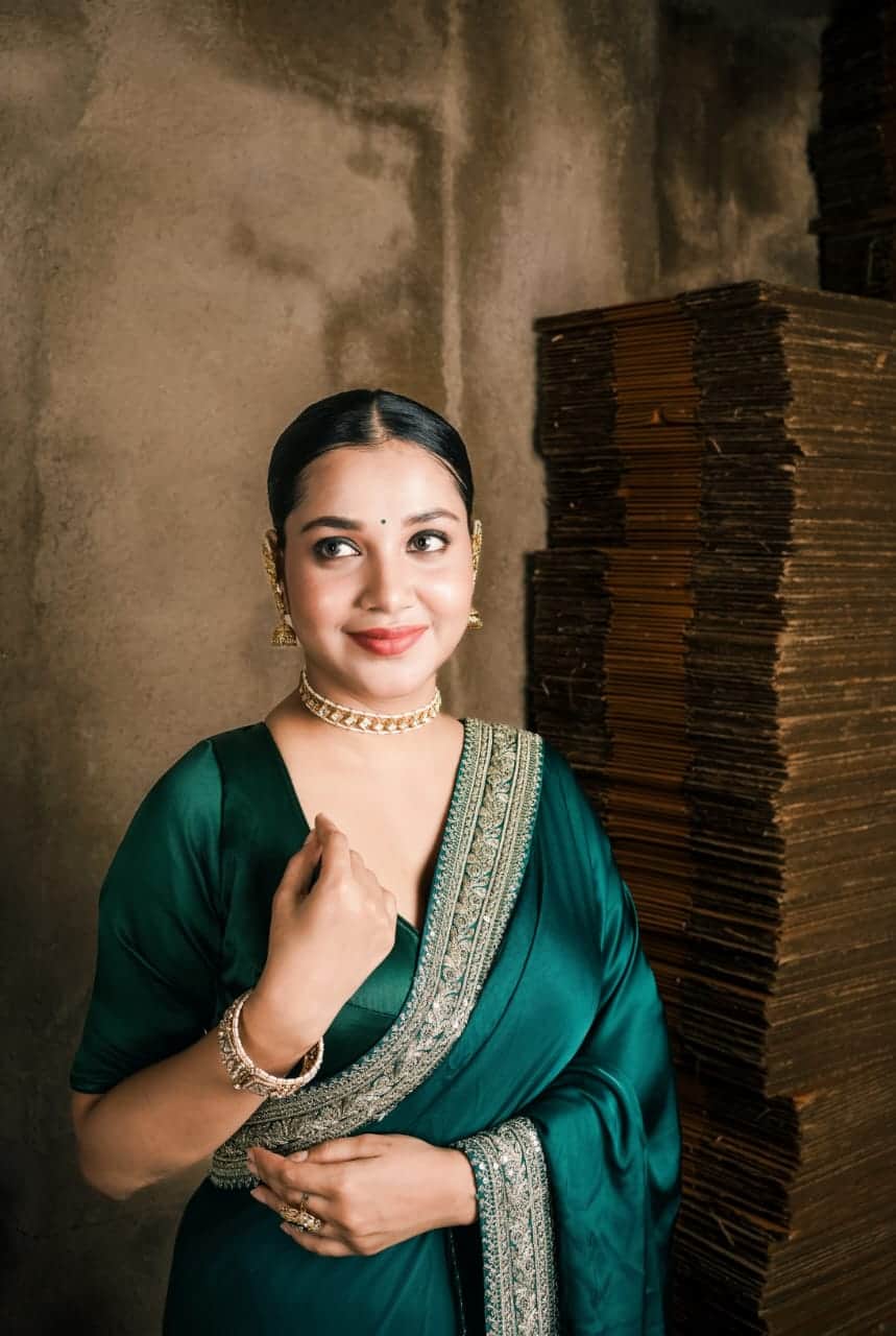 রাতের ঘোরাঘুরি হোক কোনও অনুষ্ঠানের জন্য এই লুকটি একে বারে উপযুক্ত। পাড়ে নকশা এবং জরির কাজের সঙ্গে তুঁতে রঙা শাড়ি বরাবরই মোহময়ী করে তোলে সকলকে। 