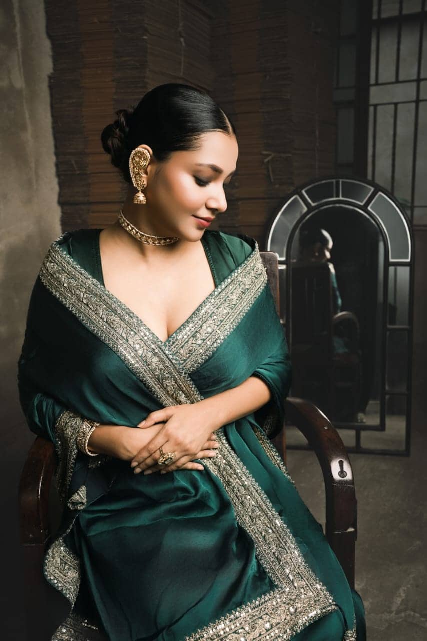 কেশসজ্জা নিয়ে বিশেষ মাথা ঘামানোর দরকার নেই। টেনে একটি খোঁপা-ই যথেষ্ট।    মডেল: মৌলি বিশ্বাস, রূপটান ও কেশসজ্জা: দীপু, স্টাইলিস্ট: সুব্রত রায় চিত্রগ্রাহক: বিশ্বরূপ মণ্ডল   (এই প্রতিবেদনটি ‘আনন্দ উৎসব’ ফিচারের একটি অংশ।)