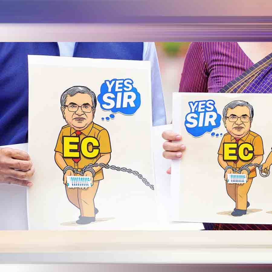 সংঘাত: বিহারে নির্বাচন কমিশনের ভোটার তালিকার নিবিড় সংশোধনের প্রতিবাদে ‘ইন্ডিয়া’ জোটের পোস্টার, ১ অগস্ট, নয়াদিল্লি।