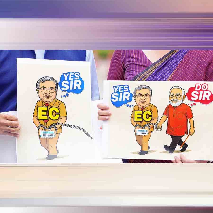 সংঘাত: বিহারে নির্বাচন কমিশনের ভোটার তালিকার নিবিড় সংশোধনের প্রতিবাদে ‘ইন্ডিয়া’ জোটের পোস্টার, ১ অগস্ট, নয়াদিল্লি।