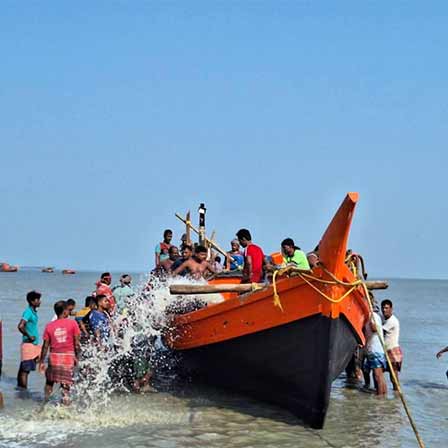 ডুবে যাওয়া এই ট্রলারটিকে উপকূলে নিয়ে এসে মৎস্যজীবীর মৃতদেহ উদ্ধার করা হয়।