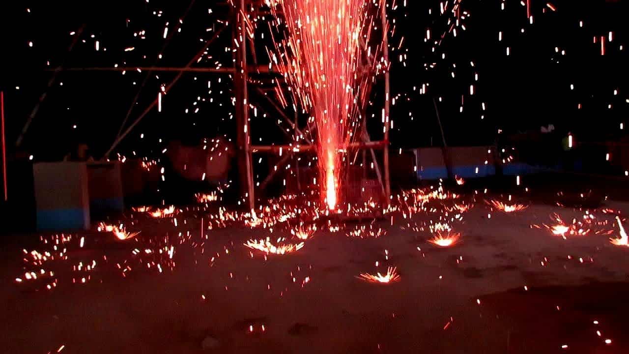 পরবর্তী সময়ে বাজি তৈরির ও বিক্রির যাবতীয় সরকারি ছাড়পত্র নিয়ে ব্যবসা শুরু করেন। হাওড়ার বাঁকড়া, বজবজের নুঙ্গি ঘুরে বাজির কাঁচামাল আর ভাল কারিগর খুঁজে বের করেছিলেন নিজে।