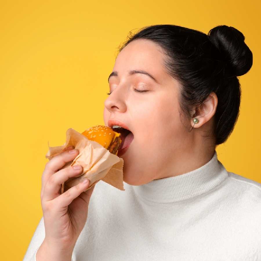 ভালমন্দ খাবার দেখে কিছুতেই লোভ সামলাতে পারেন না?