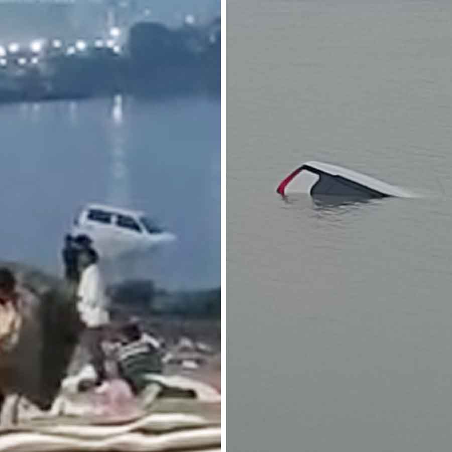 Car drowns in ganges near Nimtala ghat, few injured dgtl