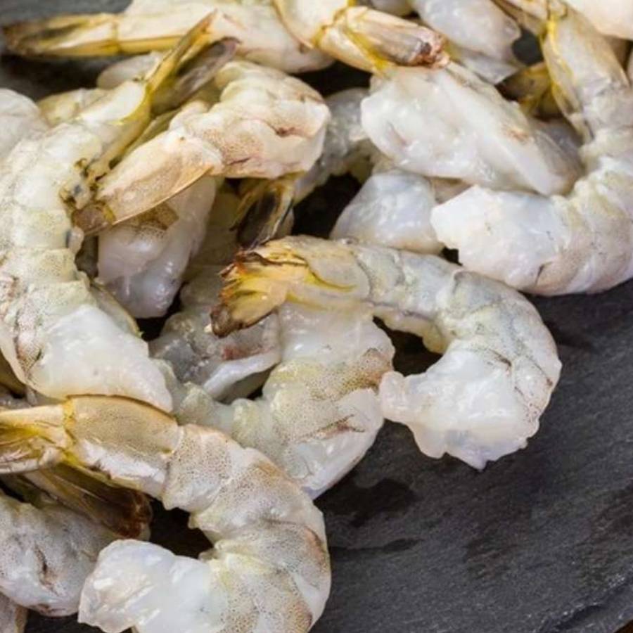 এই পদ বানানোর জন্য সবার আগে চিংড়ি মাছের খোসা ছাড়িয়ে, পিঠের সরু ময়লা পরিষ্কার করে, মাথা বাদ দিয়ে ভাল করে ধুয়ে নিন। 