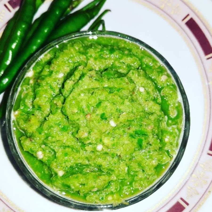 এবার এই চিংড়ি মাছগুলির সঙ্গে ৫-৬ টা কাঁচা লঙ্কা বেঁটে নিন। মিক্সিতে বেটে নিতে পারেন। তবে শিলনোড়ায় বাটলে বেশি ভাল। 