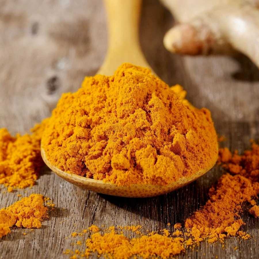 এবার এই বাটার সঙ্গে হলুদ গুঁড়ো এবং নুন মাখিয়ে রাখুন। 