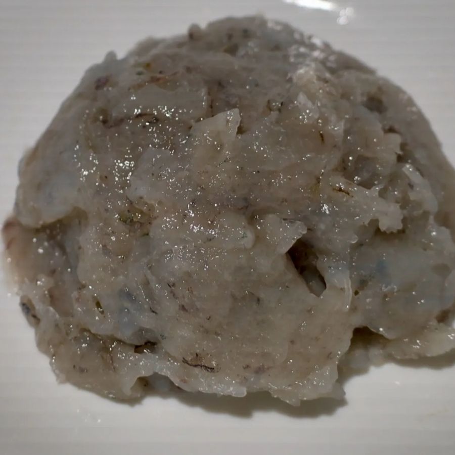 এই জলে এবার বড়া আকারে ছোট ছোট করে চিংড়ি মাছের বাটাকে দিতে থাকুন। 