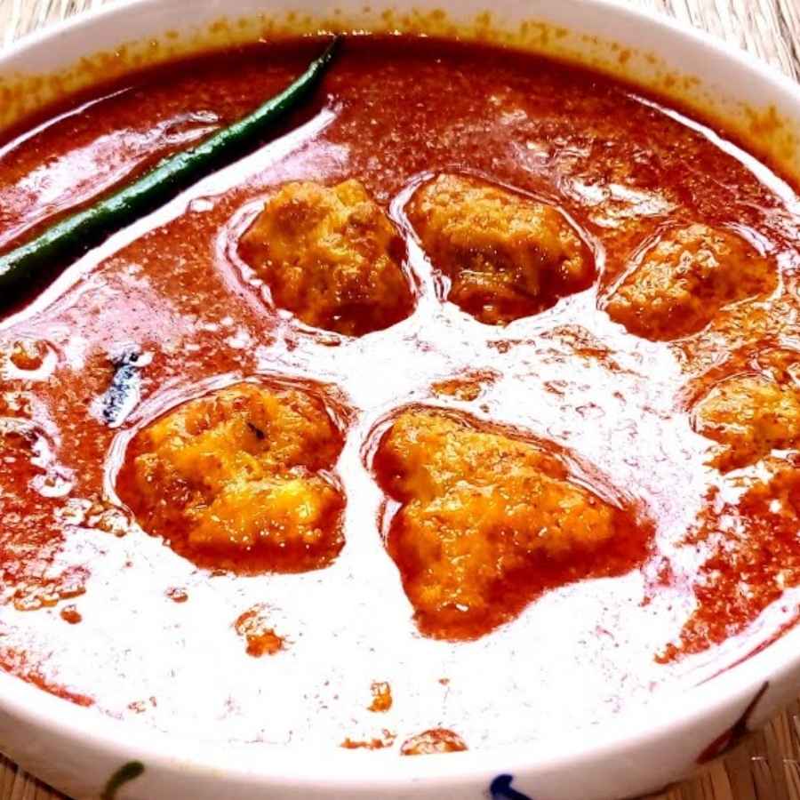 কিছুক্ষণ স্ট্যান্ডিং টাইমে রেখে গরম গরম ভাতের সঙ্গে পরিবেশন করুন চিংড়ি মাছের জলটোবা। (এই প্রতিবেদনটি ‘আনন্দ উৎসব’ ফিচারের একটি অংশ)।