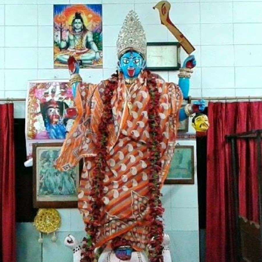 দক্ষিণেশ্বর মন্দিরের খুব কাছেই রয়েছে আরও এক কালী মন্দির। যা সকলের কাছে পরিচিত মুক্তকেশী কালী মন্দির নামে। 