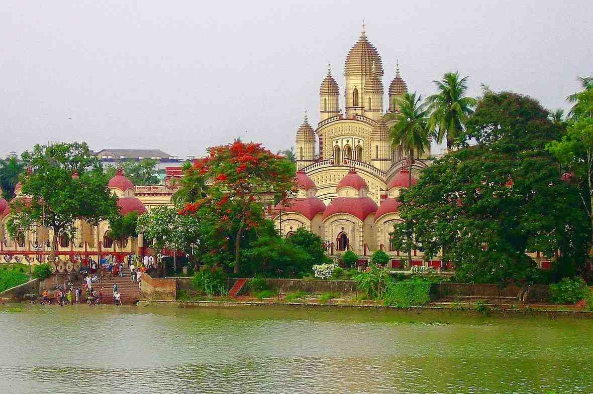 দক্ষিণেশ্বর মন্দির থেকে মাত্র কয়েক মিনিটের দূরত্বে আড়িয়াদহ ফেরিঘাটের পাশেই তার ঠিকানা।