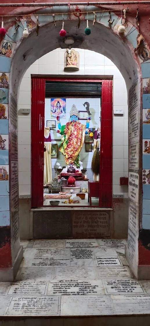 মন্দিরের ফলক বলছে, বাংলা ক্যালেন্ডার অনুসারে - এই 'মুক্তকেশী কালী বাড়ি' স্থাপিত হয়েছিল ১২৪৭ সনে। অর্থাৎ, বর্তমানে এই মন্দিরের বয়স ১৮৫ বছর। 