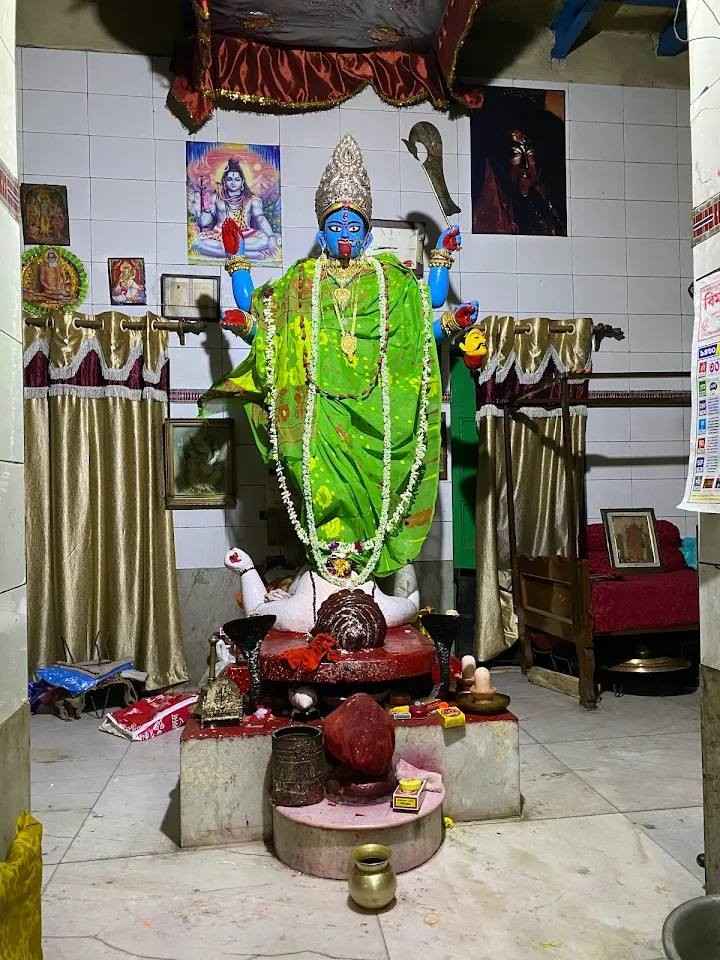 সেই সময়ে এই এলাকার জমিদারের পৃষ্ঠপোষকতা ও প্রচেষ্টায় এই মন্দির নির্মাণ করা হয়েছিল বলে জানা যায়। 