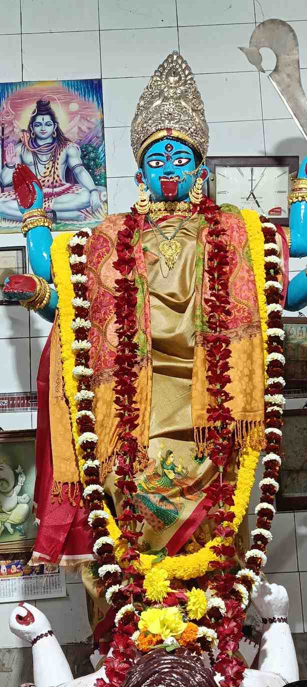 মন্দিরে যে কালী মূর্তি রয়েছে, সেটি কোনও পাথরে নির্মিত বলে জানা যায়।