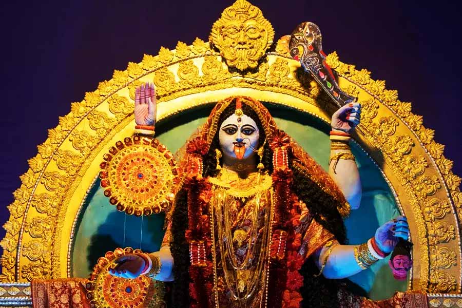 সামনেই কালীপুজো। এমন এক আবহে প্রাচীন এই মন্দিরে ঘুরে আসতেই পারেন। যে মন্দিরে বহু ইতিহাস ও ঐতিহ্য থাকছে অপেক্ষায়। যে মন্দির বহু যুগ ধরেই ঈশ্বরীর প্রতি তাঁর ভক্তদের বিশ্বাস ও আস্থার প্রতীক। (প্রতীকী ছবি)  (এই প্রতিবেদনটি ‘আনন্দ উৎসব’ ফিচারের একটি অংশ)।