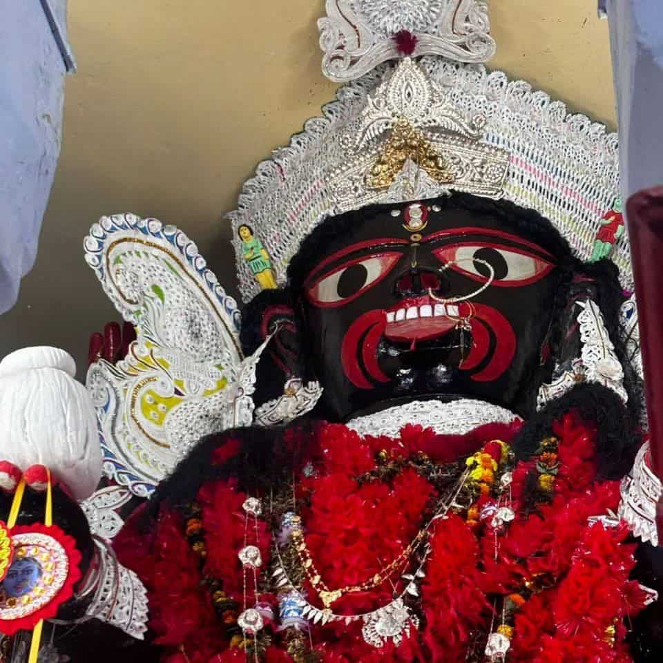 তবে জানেন কি, আড়ম্বরের সঙ্গে এখন যে দেবী উদ্‌যাপিত হন, এক সময়ে তাঁরই বাস ছিল মহাশ্মশানে? 