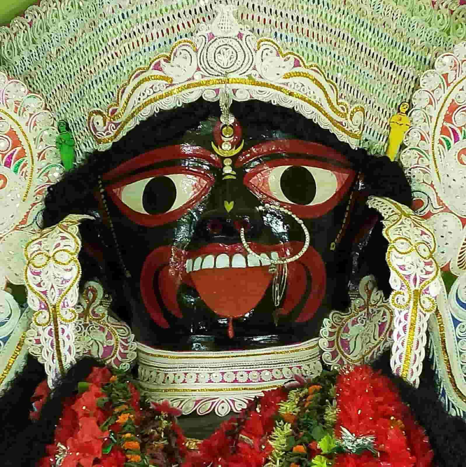 জানা যায়, এই কালীপুজো প্রথম শুরু হয় ডাকাতদের হাত ধরে। 