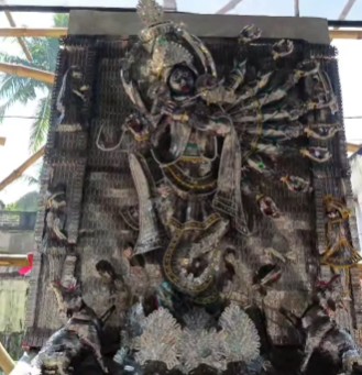 দাবি করা হচ্ছে, ১ লক্ষেরও বেশি ধারালো ব্লেড দিয়ে গড়ে তোলা হচ্ছে দেবীর মূর্তি!