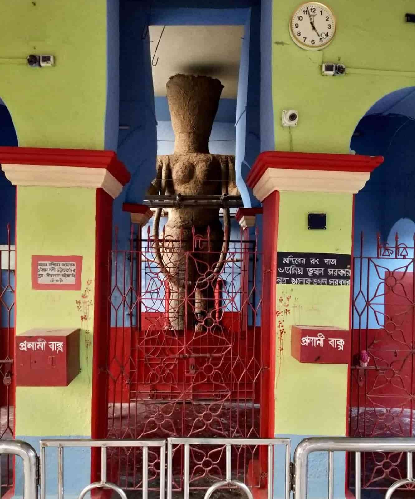 এর পর এই পুজোর দায়িত্ব আসে রাজা কৃষ্ণচন্দ্র ও রাজা বিজয়চাঁদ মহতাব। 