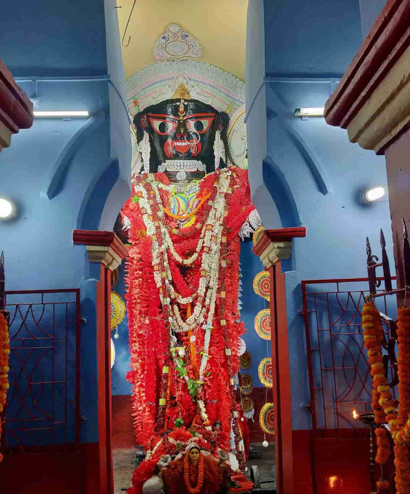  বলা হত, শতাধিক ঘোড়া, হাতি নিয়ে সাড়ম্বরে দেবীর পুজো করতেন নাকি তিনি।   