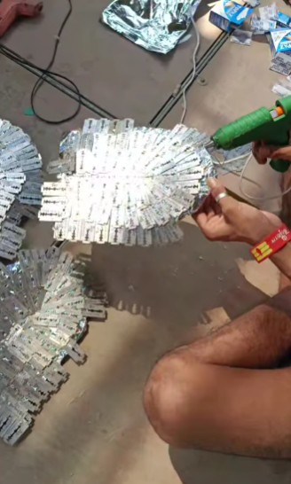 একের পর এক ধারালো এবং নতুন ব্লেড আঠা দিয়ে জোড়া লাগিয়ে মাতৃমূর্তি নির্মাণ করা হচ্ছে। 