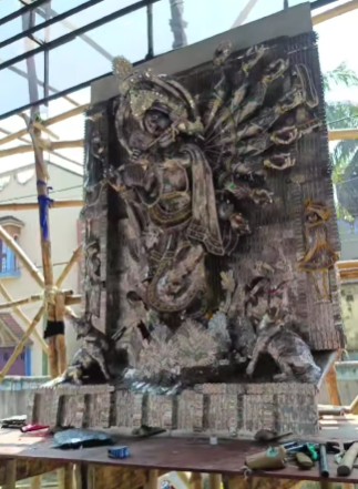 প্রতিমার আরও একটি বিশেষত্ব হল - কালীকে এখানে দশভূজা হিসাবে উপস্থাপিত করা হচ্ছে।