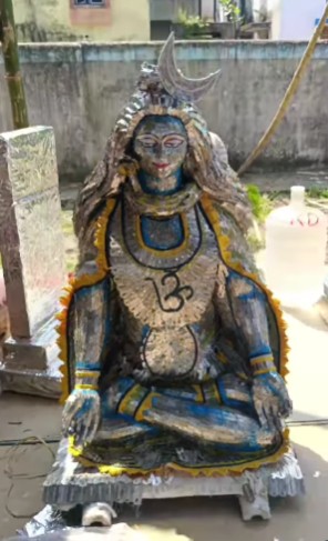 মণ্ডপে একটি বেশ বড় আকারের শিবের মূর্তিও থাকছে। সেটিও ব্লেড জোড়া লাগিয়েই তৈরি করা হয়েছে।