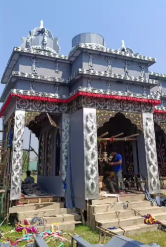 মূর্তির সঙ্গে সামঞ্জস্য রেখে তৈরি করা হচ্ছে পুজো মণ্ডপ। যার উজ্জ্বলতা যে কোনও মানুষের নজর কাড়বে!